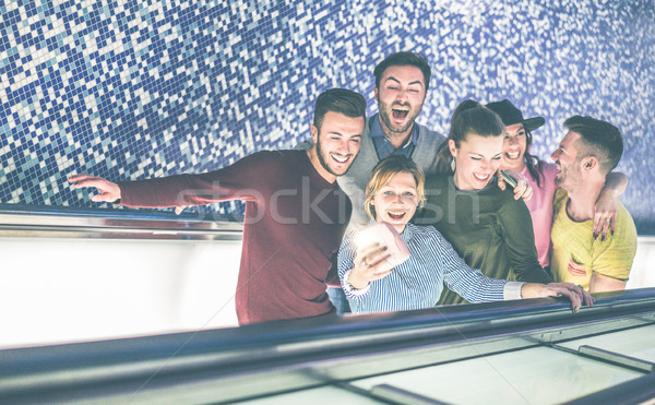 Boldog barátok elvesz pillanatfelvétel azonnali kamera Stock fotó © DisobeyArt