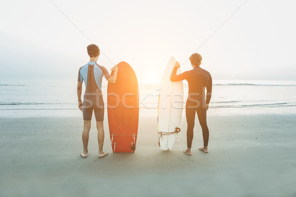 Jungen Surfer warten Wellen Strand Sonnenlicht Stock foto © DisobeyArt