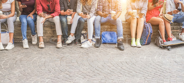 [[stock_photo]]: Jeunes · amis · smartphones · potable · café · extérieur