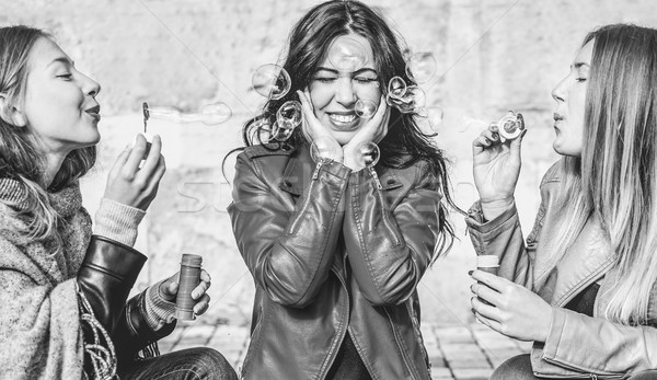 Giovani donne donne bolle di sapone outdoor Foto d'archivio © DisobeyArt