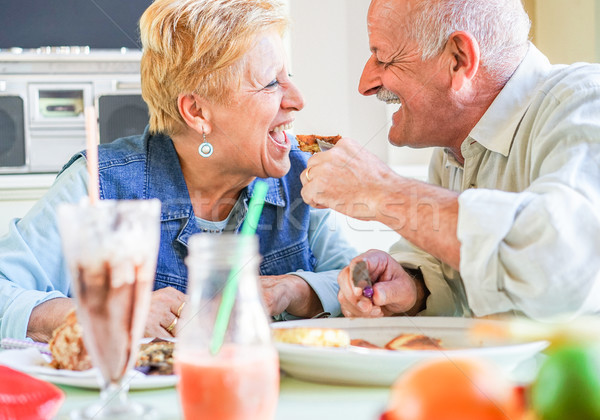 Foto stock: Feliz · casal · de · idosos · alimentação · café · da · manhã · verão