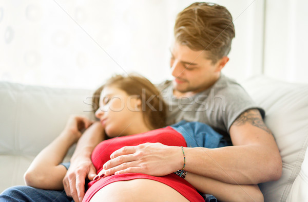 Foto stock: Joven · embarazadas · compañera · sesión · sofá