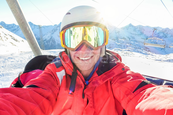 Szczęśliwy narciarz Fotografia smart komórka Zdjęcia stock © DisobeyArt
