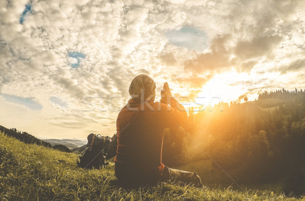 Stockfoto: Jonge · man · yoga · meditatie · zonsondergang · bergen · natuur