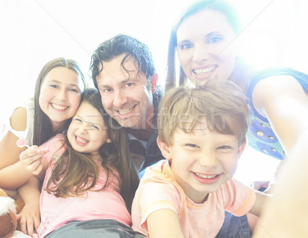 Família feliz de volta luz dentro quarto de hotel Foto stock © DisobeyArt