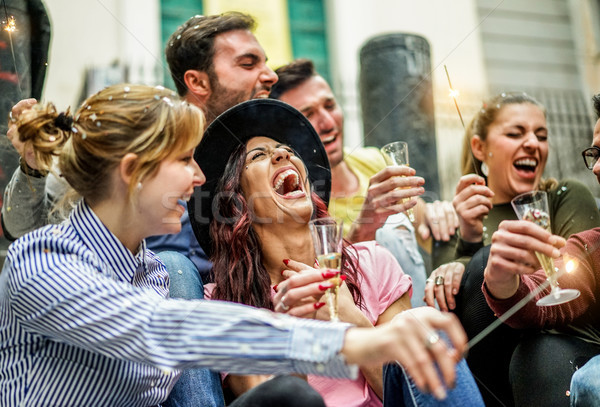 Tare fericit prietenii petrecere în aer liber Imagine de stoc © DisobeyArt