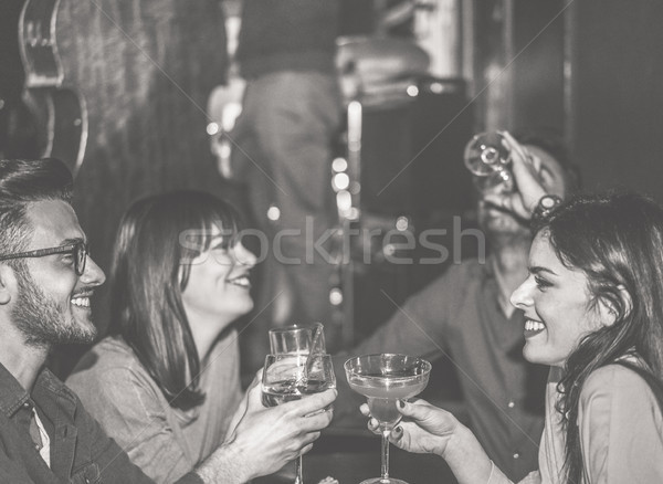 Gelukkig vrienden juichen cocktail jazz bar Stockfoto © DisobeyArt