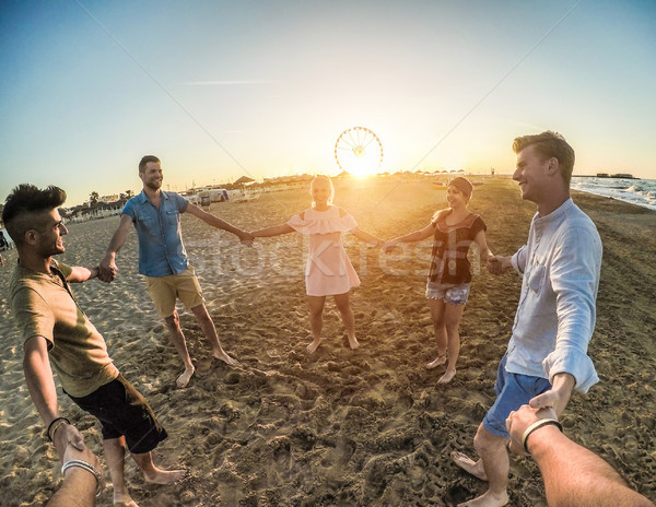 Stockfoto: Gelukkig · vrienden · strand · partij