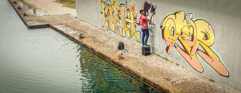 молодые граффити писателя Живопись цвета спрей Сток-фото © DisobeyArt