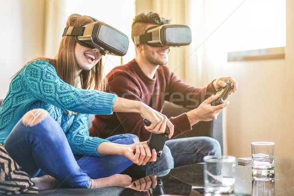 Jonge gelukkig vrienden spelen video games Stockfoto © DisobeyArt