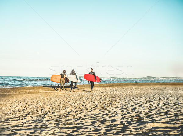 Sörfçü arkadaşlar yürüyüş plaj sörf Stok fotoğraf © DisobeyArt