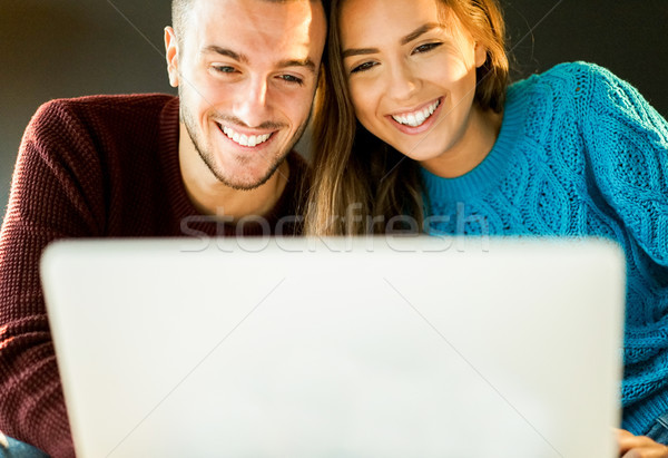 Yakışıklı mutlu çift alışveriş çevrimiçi dizüstü bilgisayar Stok fotoğraf © DisobeyArt