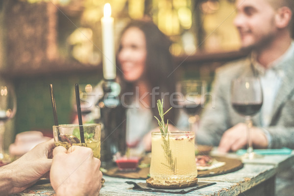 Wazig vrienden genieten voorgerechten cocktails bar Stockfoto © DisobeyArt