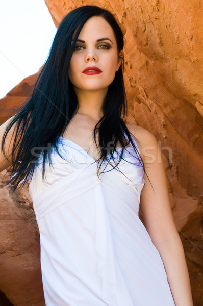 Zwart haar mooie jonge zwarte vrouw witte jurk Stockfoto © disorderly