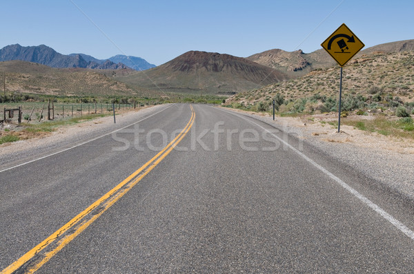 Autópálya figyelmeztetés éles görbe figyelmeztető jel ribiszke Stock fotó © disorderly