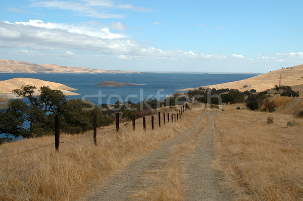 Vuil track reservoir meer heuvels Californië Stockfoto © disorderly