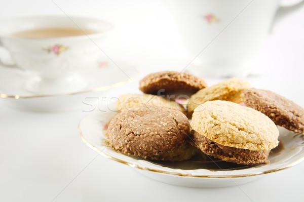 Coup bouilloire tasse thé cookies premier plan Photo stock © dla4