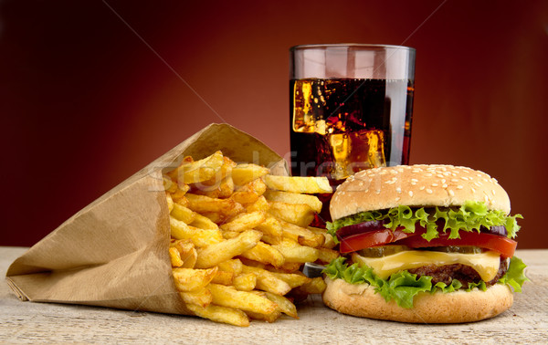 商業照片: 乳酪漢堡 · 喝 · 可樂 · 炸薯條 · 紅色 · 酒吧