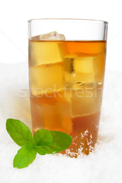 Ice tea gheaţă alb spaţiu frunze rece Imagine de stoc © dla4