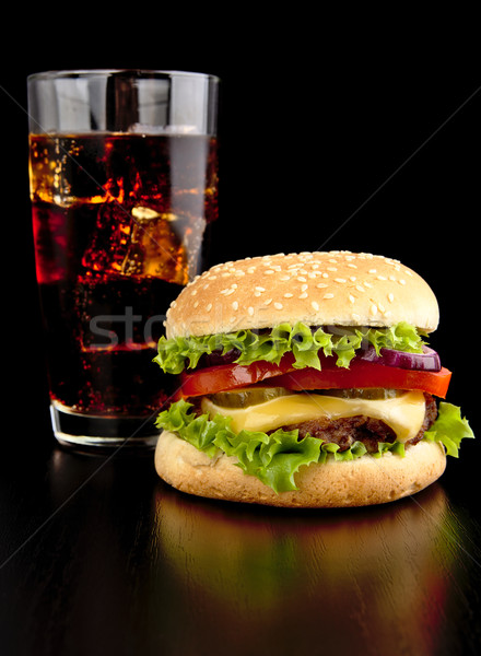 Stockfoto: Groot · cheeseburger · glas · cola · geïsoleerd · zwarte