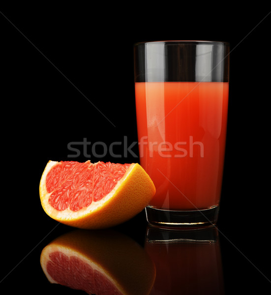 Grapefruit suc trimestru izolat negru Imagine de stoc © dla4