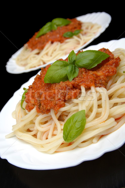 Spaghetti sos bolognese w górę czarny liści makaronu Zdjęcia stock © dla4