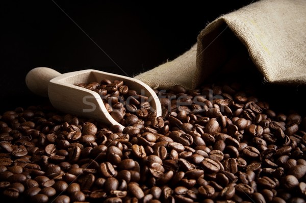 Bolsa completo granos de café negro espátula Foto stock © dla4