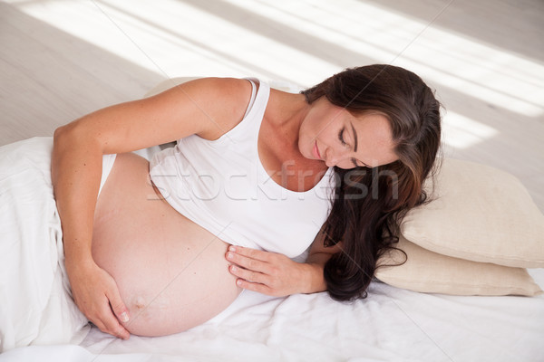 Femeie gravida pat aşteptare naştere copil familie Imagine de stoc © dmitriisimakov