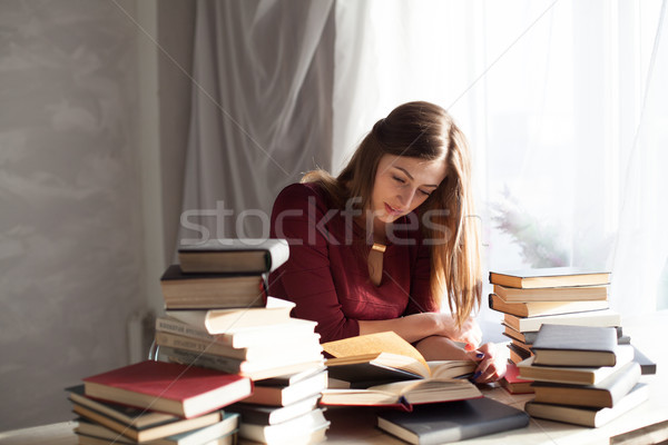 Dziewczyna czytania książki egzamin biblioteki kobieta Zdjęcia stock © dmitriisimakov