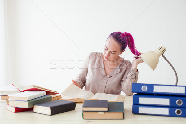 Stok fotoğraf: Kadın · yorgun · çalışmak · ofis · okuma · kitaplar