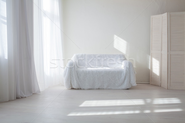 Interior branco quarto sofá janela flor Foto stock © dmitriisimakov