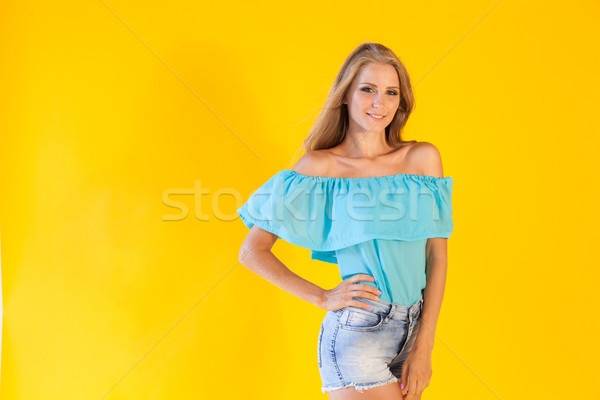 [[stock_photo]]: Belle · fille · jaune · bleu · robe