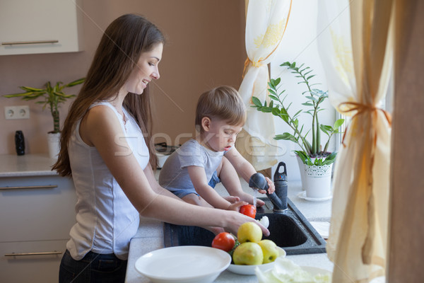 Küche mom Sohn waschen Früchte Gemüse Stock foto © dmitriisimakov