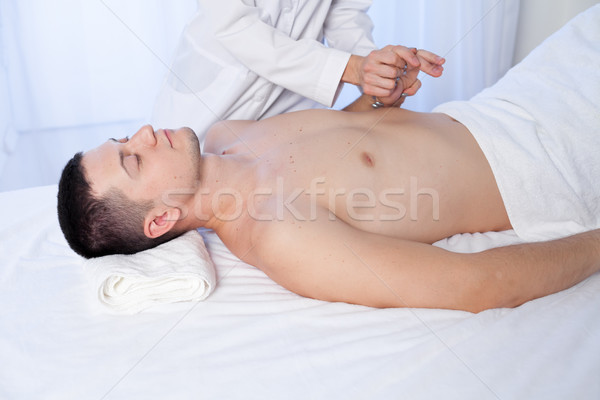 Masażu terapeuta ręce człowiek spa strony Zdjęcia stock © dmitriisimakov