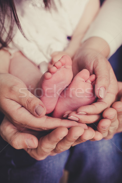 Mama Papa Bebe Piernas Familia Foto Stock C Dmitriisimakov Stockfresh
