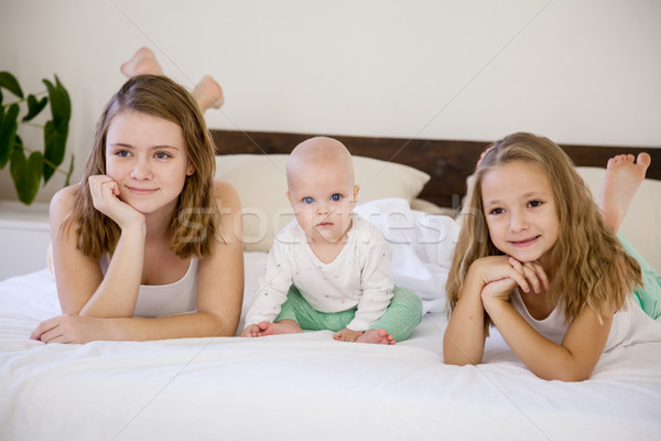 Stockfoto: Drie · meisjes · spelen · zusters · ochtend · slaapkamer