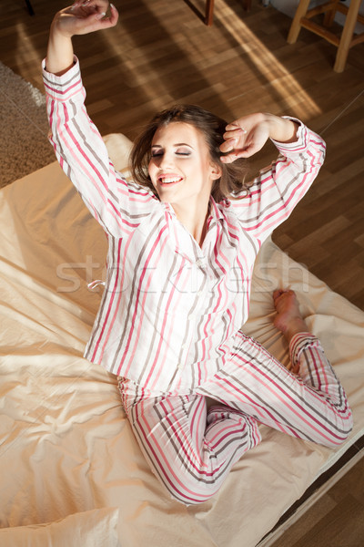 Fată pijama in sus dimineaţă şedinţei pat Imagine de stoc © dmitriisimakov