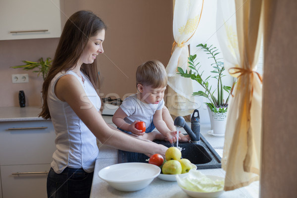 Küche mom Sohn waschen Früchte Gemüse Stock foto © dmitriisimakov