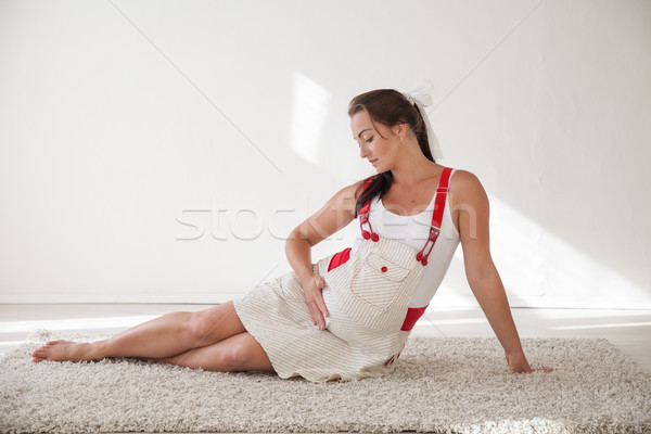 Femme enceinte séance étage parler bébé ventre Photo stock © dmitriisimakov