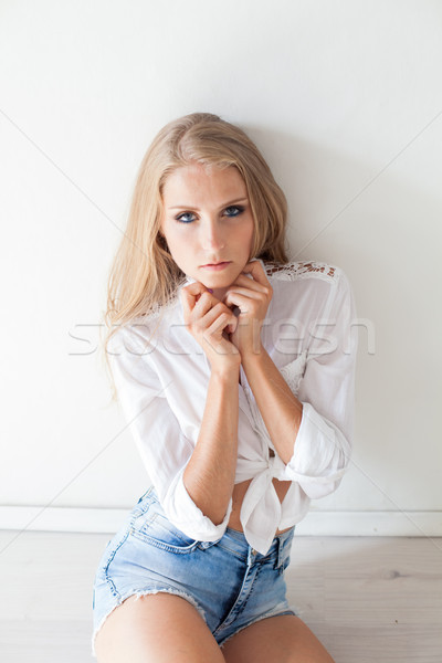 美しい ブロンド 少女 青い目 座って 階 ストックフォト © dmitriisimakov