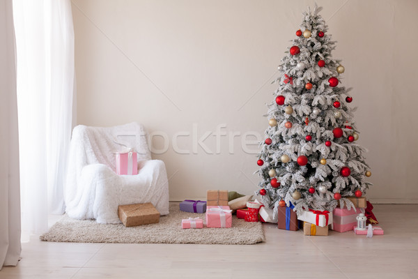 Foto stock: Natal · decoração · árvore · de · natal · presentes · branco · casa