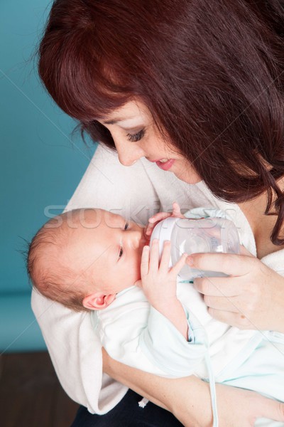 Foto stock: Mamãe · bebê · leite · garrafa · amor