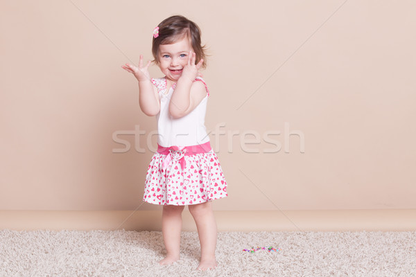 小女孩 粉紅色 穿著 笑聲 微笑 手 商業照片 © dmitriisimakov