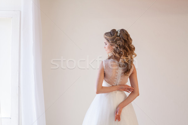 Pörgés menyasszony esküvői ruha fehér szoba mosoly Stock fotó © dmitriisimakov