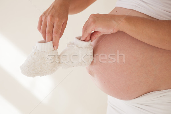 Stomac femeie gravida copil şosete fată acasă Imagine de stoc © dmitriisimakov