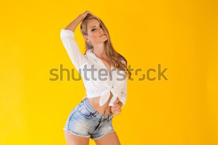 Fată prezinta portret pantaloni scurti Imagine de stoc © dmitriisimakov