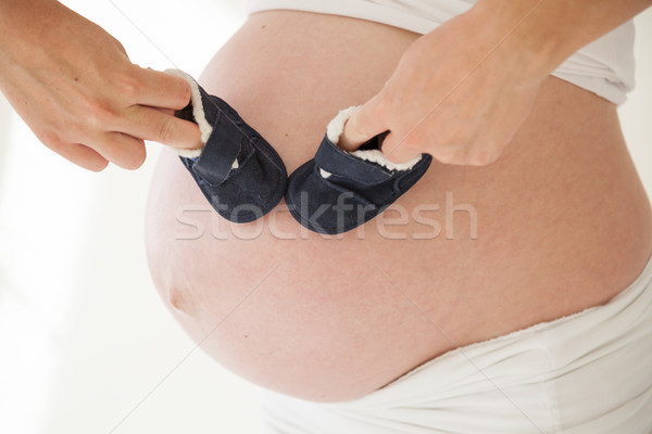 żołądka kobieta w ciąży baby skarpetki dziewczyna domu Zdjęcia stock © dmitriisimakov