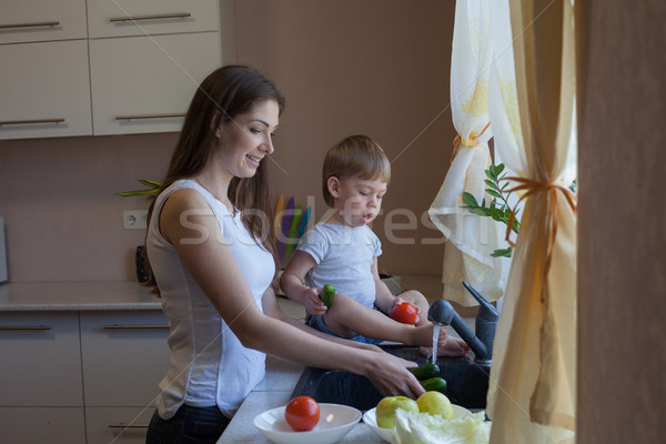 Küche mom Sohn waschen Früchte Gemüse Stock foto © dmitriisimakov
