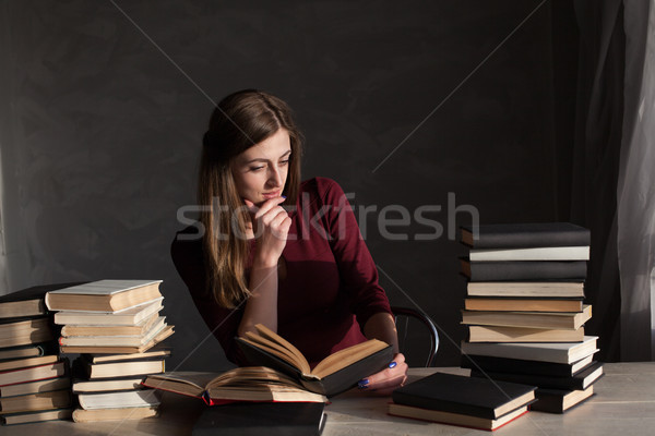 Dziewczyna posiedzenia tabeli czytania książek biblioteki Zdjęcia stock © dmitriisimakov