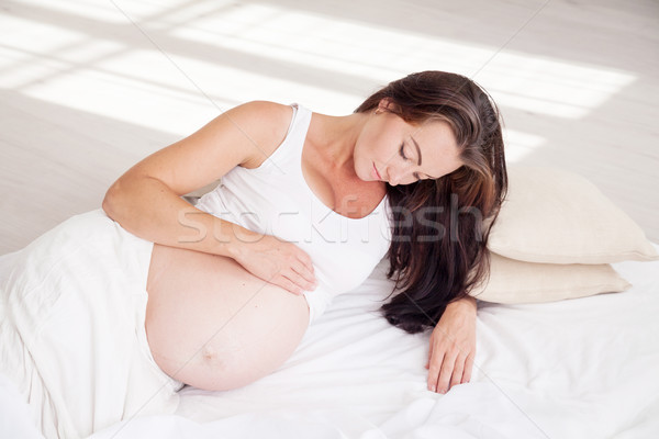 Mulher grávida cama espera nascimento criança mulher Foto stock © dmitriisimakov